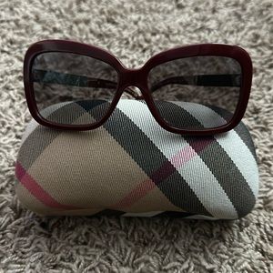 Burberry women’s sunglasses 🕶️